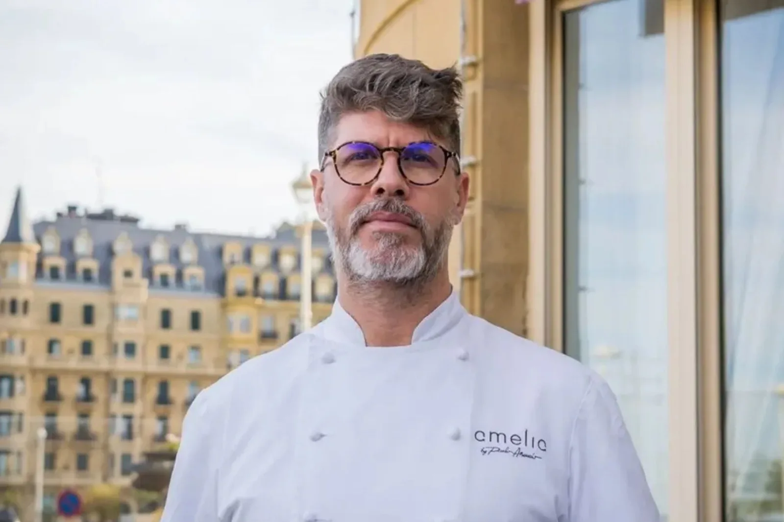 Paulo Airaudo preparando tortilla de papas con jamón ibérico en cocina profesional